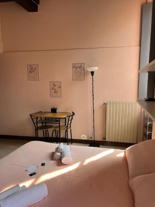 Minimal Studio Con Travi A Vista Πιατσέντζα Εξωτερικό φωτογραφία