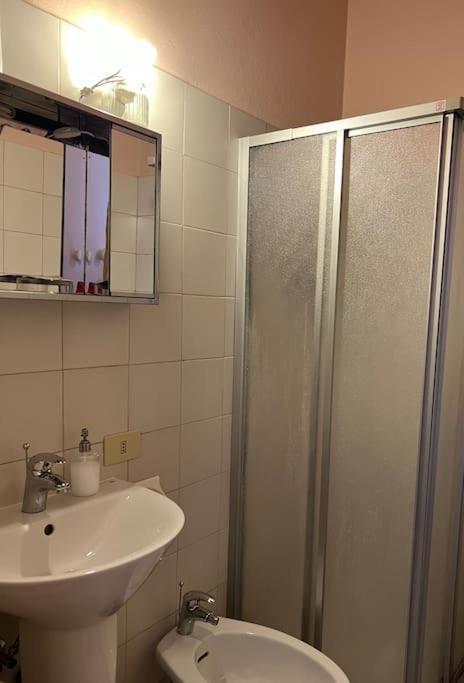 Minimal Studio Con Travi A Vista Πιατσέντζα Εξωτερικό φωτογραφία