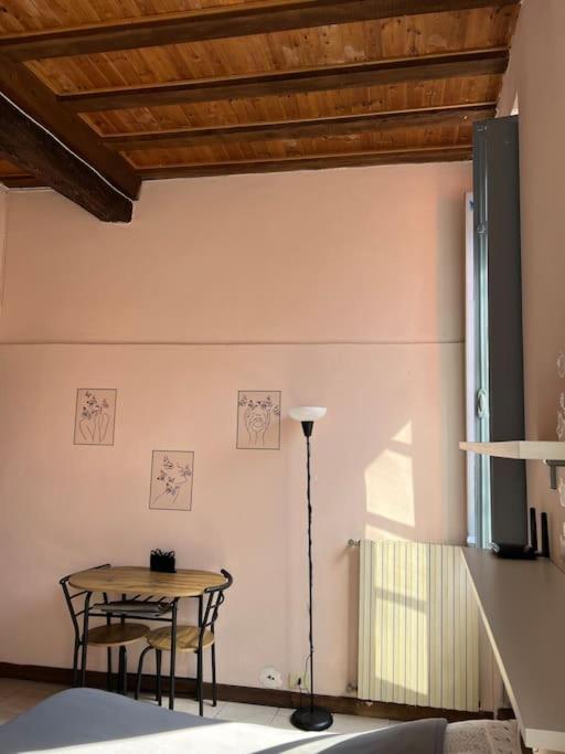 Minimal Studio Con Travi A Vista Πιατσέντζα Εξωτερικό φωτογραφία